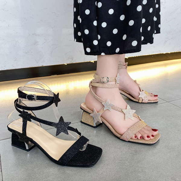 Sandale de dama actuale cu toc gros si decor 3D