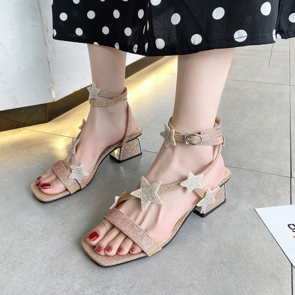 Sandale de dama actuale cu toc gros si decor 3D