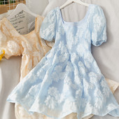 Rochie de damă croită cu mâneci scurte și decolteu oval