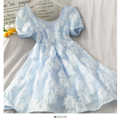 Rochie de damă croită cu mâneci scurte și decolteu oval