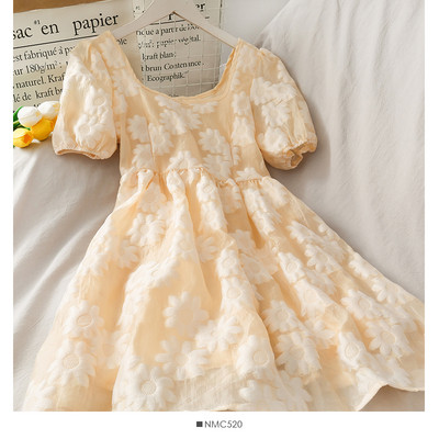 Rochie de damă croită cu mâneci scurte și decolteu oval