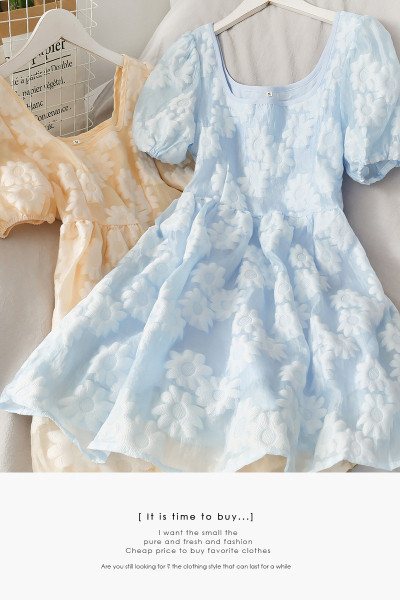 Rochie de damă croită cu mâneci scurte și decolteu oval