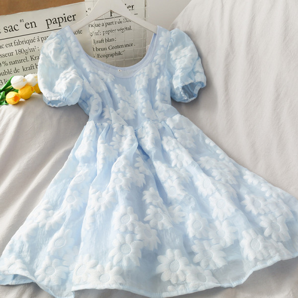 Rochie de damă croită cu mâneci scurte și decolteu oval