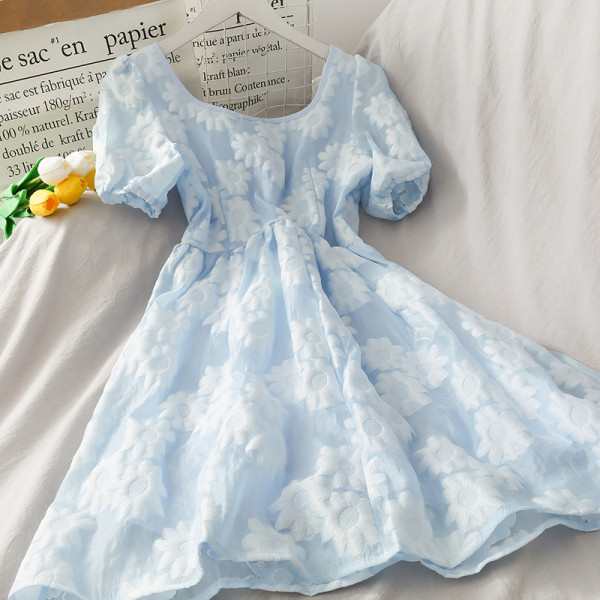 Rochie de damă croită cu mâneci scurte și decolteu oval