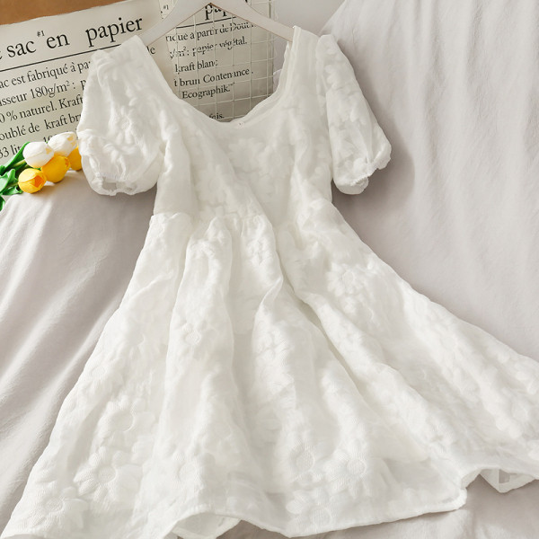 Rochie de damă croită cu mâneci scurte și decolteu oval