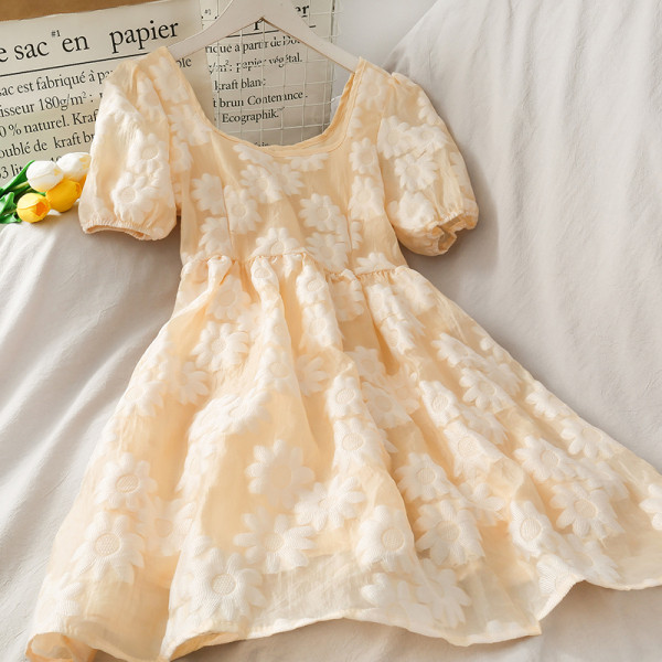 Rochie de damă croită cu mâneci scurte și decolteu oval