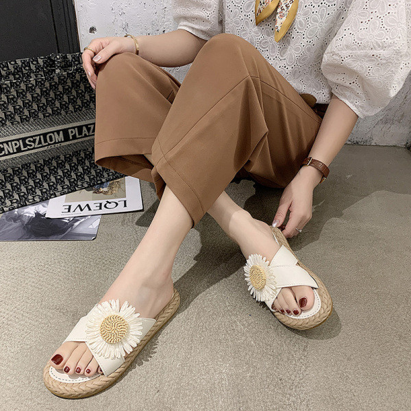 Papuci de damă cu talpă plată și element cu flori