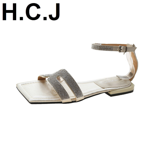 Lapos talpú, fényes hatású női szandál új modellje