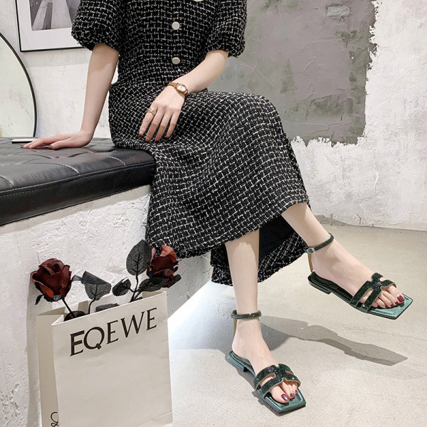 Lapos talpú, fényes hatású női szandál új modellje