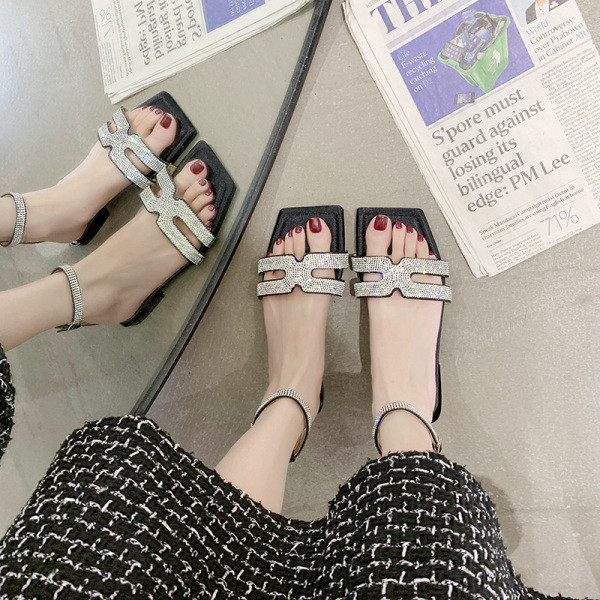 Lapos talpú, fényes hatású női szandál új modellje