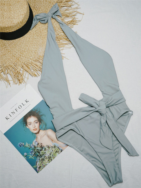 Costum de baie complet cu o parte decupată și legături în talie