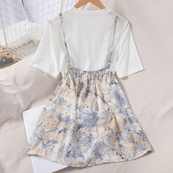 Naiste vabaaja komplekt, mis sisaldab värvilist kleiti ja valget T-särki