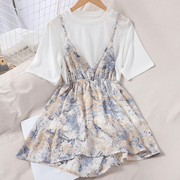 Naiste vabaaja komplekt, mis sisaldab värvilist kleiti ja valget T-särki