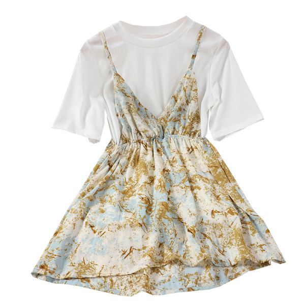 Naiste vabaaja komplekt, mis sisaldab värvilist kleiti ja valget T-särki