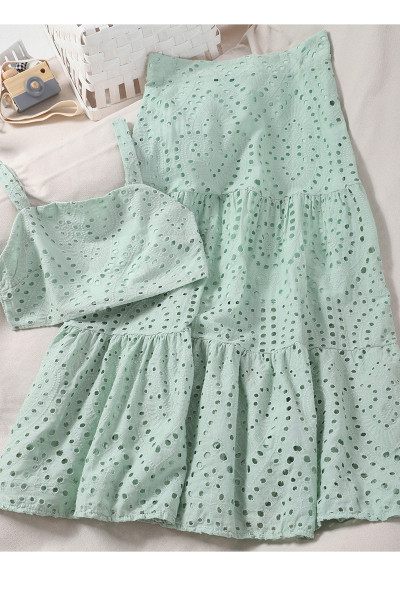 Stilīgs sieviešu komplekts ar īsu topiņu un gariem svārkiem