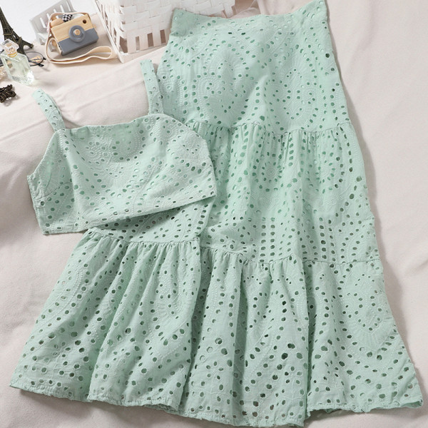 Stilīgs sieviešu komplekts ar īsu topiņu un gariem svārkiem