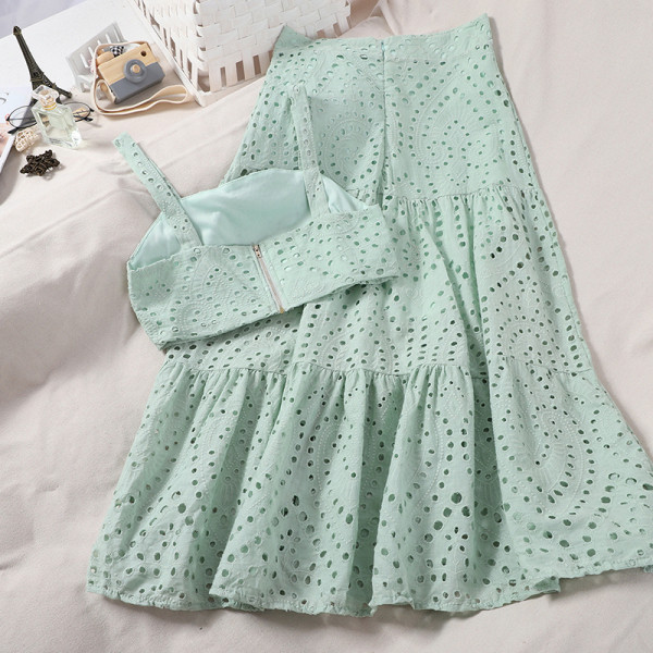 Stilīgs sieviešu komplekts ar īsu topiņu un gariem svārkiem