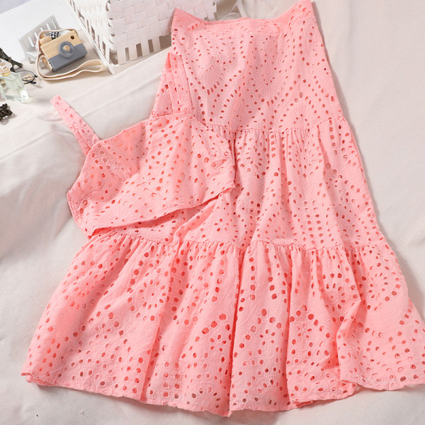 Stilīgs sieviešu komplekts ar īsu topiņu un gariem svārkiem