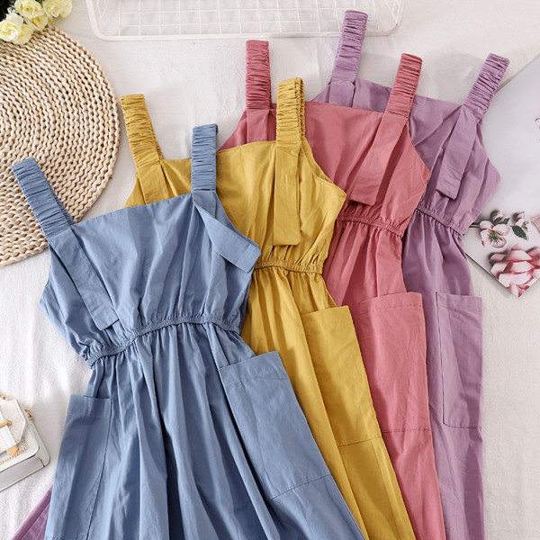 Ikdienas sieviešu kombinezons ar platām lencēm un kabatām