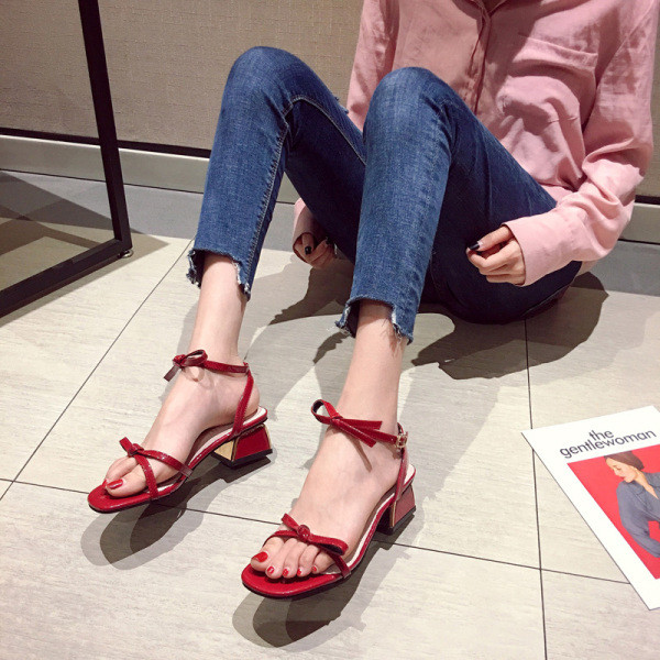 Naiste madala kandilise kontsaga sandaalid