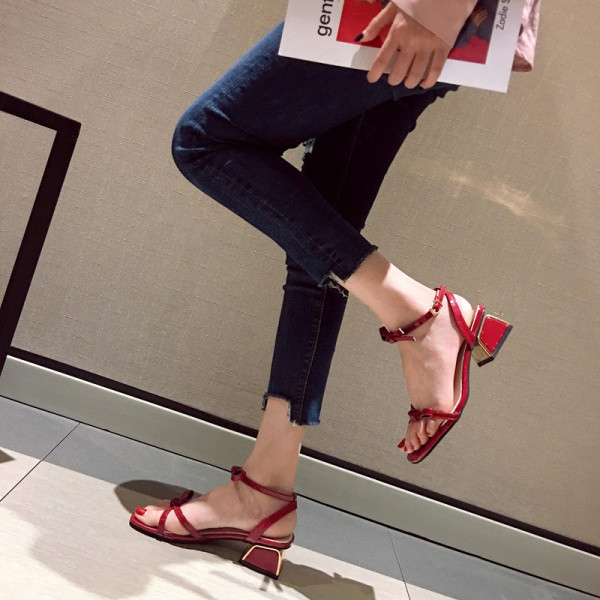 Naiste madala kandilise kontsaga sandaalid