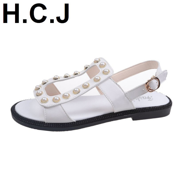 Ikdienas sieviešu ādas sandales ar pērļu elementu