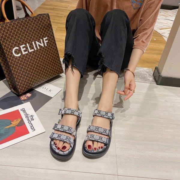 Modernas sieviešu sandales ar plakanu augsto zoli