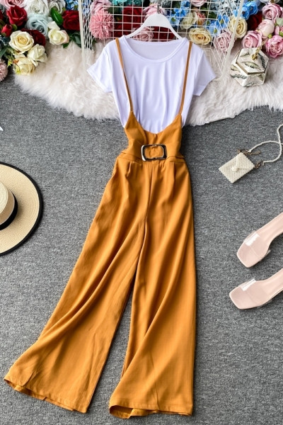 Naiste komplekt sisaldab valget T-särki ja vööga kombinesooni