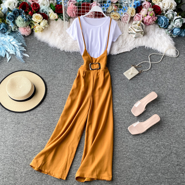 Naiste komplekt sisaldab valget T-särki ja vööga kombinesooni