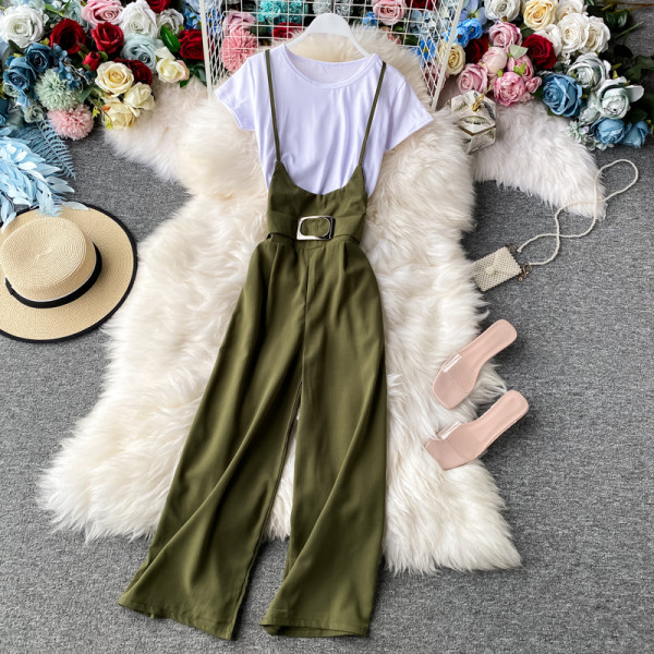 Naiste komplekt sisaldab valget T-särki ja vööga kombinesooni