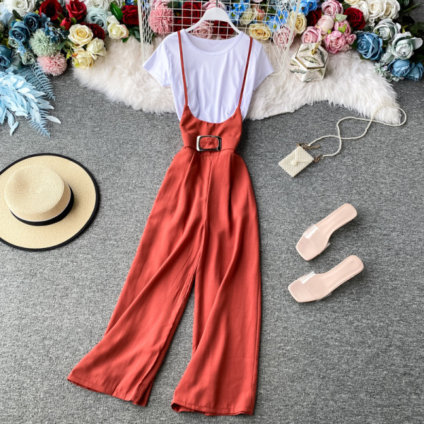 Naiste komplekt sisaldab valget T-särki ja vööga kombinesooni