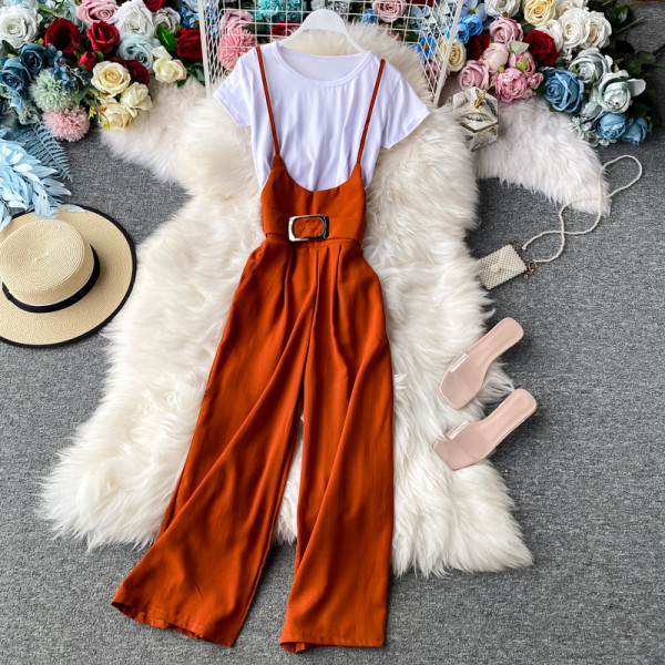 Naiste komplekt sisaldab valget T-särki ja vööga kombinesooni