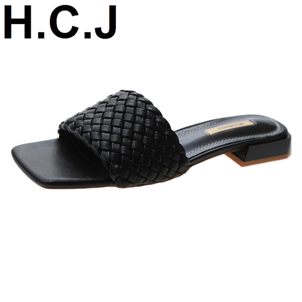 Moteriškos šlepetės žemu kvadratiniu kulnu