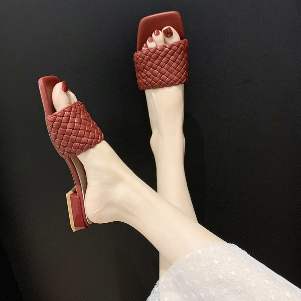 Moteriškos šlepetės žemu kvadratiniu kulnu