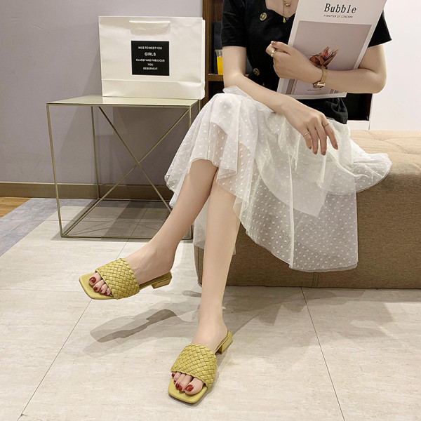 Moteriškos šlepetės žemu kvadratiniu kulnu