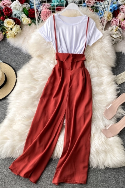 Set modern pentru femei care include un tricou alb și salopetă cu bretele subțiri