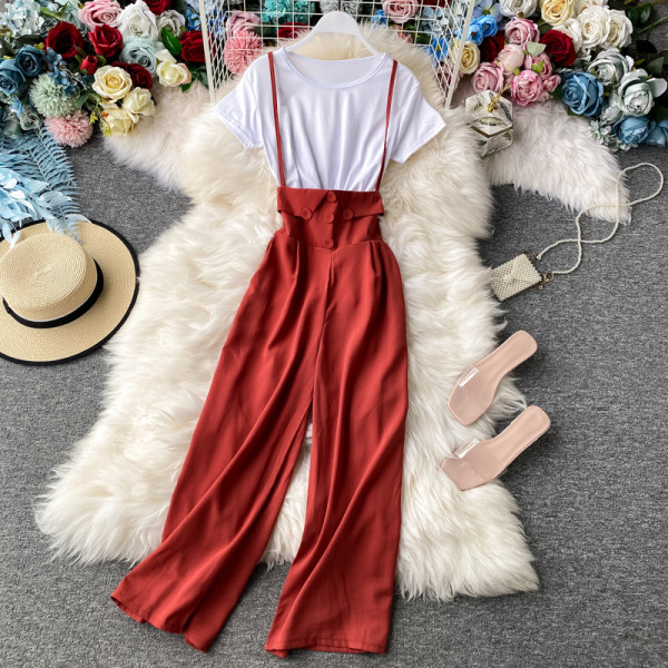 Set modern pentru femei care include un tricou alb și salopetă cu bretele subțiri