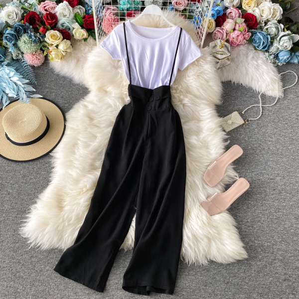 Set modern pentru femei care include un tricou alb și salopetă cu bretele subțiri