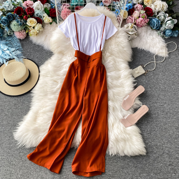 Set modern pentru femei care include un tricou alb și salopetă cu bretele subțiri