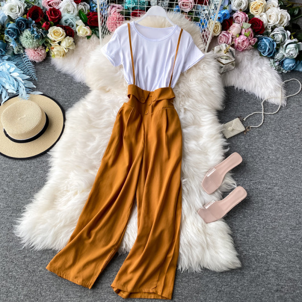 Set modern pentru femei care include un tricou alb și salopetă cu bretele subțiri