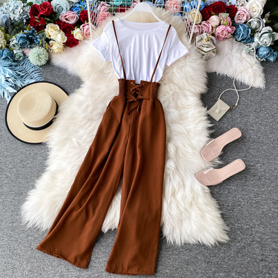 Sieviešu ikdienas komplekts ar baltu T-kreklu un kombinezonu