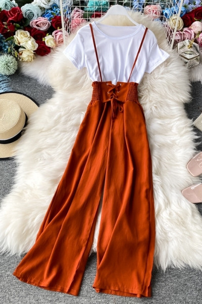 Sieviešu ikdienas komplekts ar baltu T-kreklu un kombinezonu