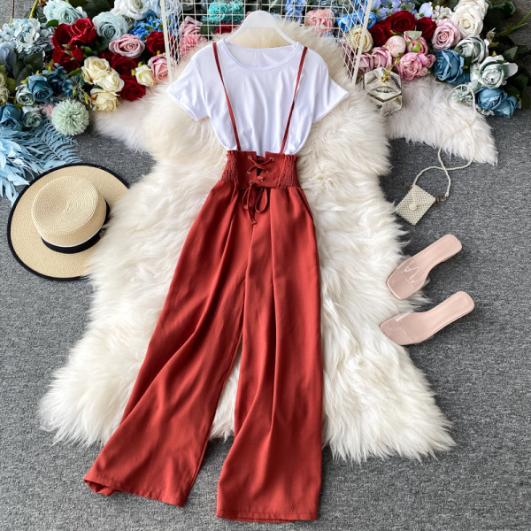 Sieviešu ikdienas komplekts ar baltu T-kreklu un kombinezonu