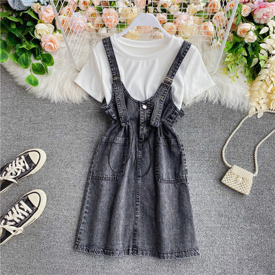 Set casual pentru femei care include tricou alb și rochie din denim