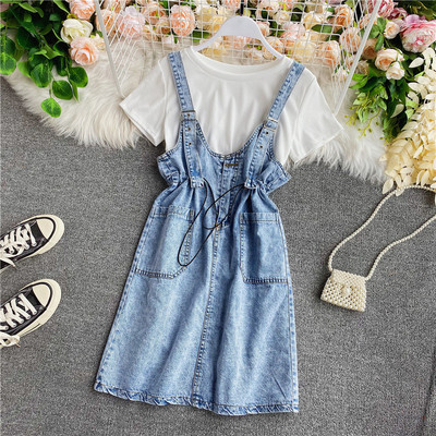 Set casual pentru femei care include tricou alb și rochie din denim