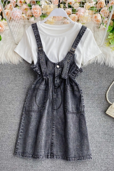 Set casual pentru femei care include tricou alb și rochie din denim