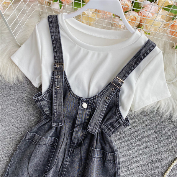 Set casual pentru femei care include tricou alb și rochie din denim