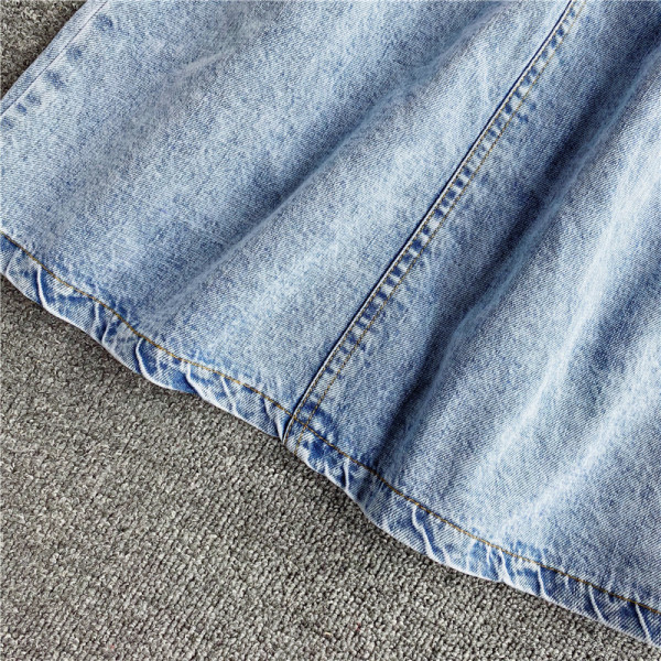 Set casual pentru femei care include tricou alb și rochie din denim