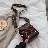 Moodne metallelementide ja pika sangaga naistekott