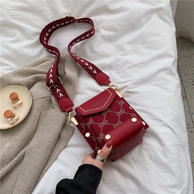 Moodne metallelementide ja pika sangaga naistekott